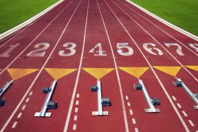 爱游戏-跨界之王！字母哥电竞首秀爆冷掀翻T1，创历史纪录燃爆全场
